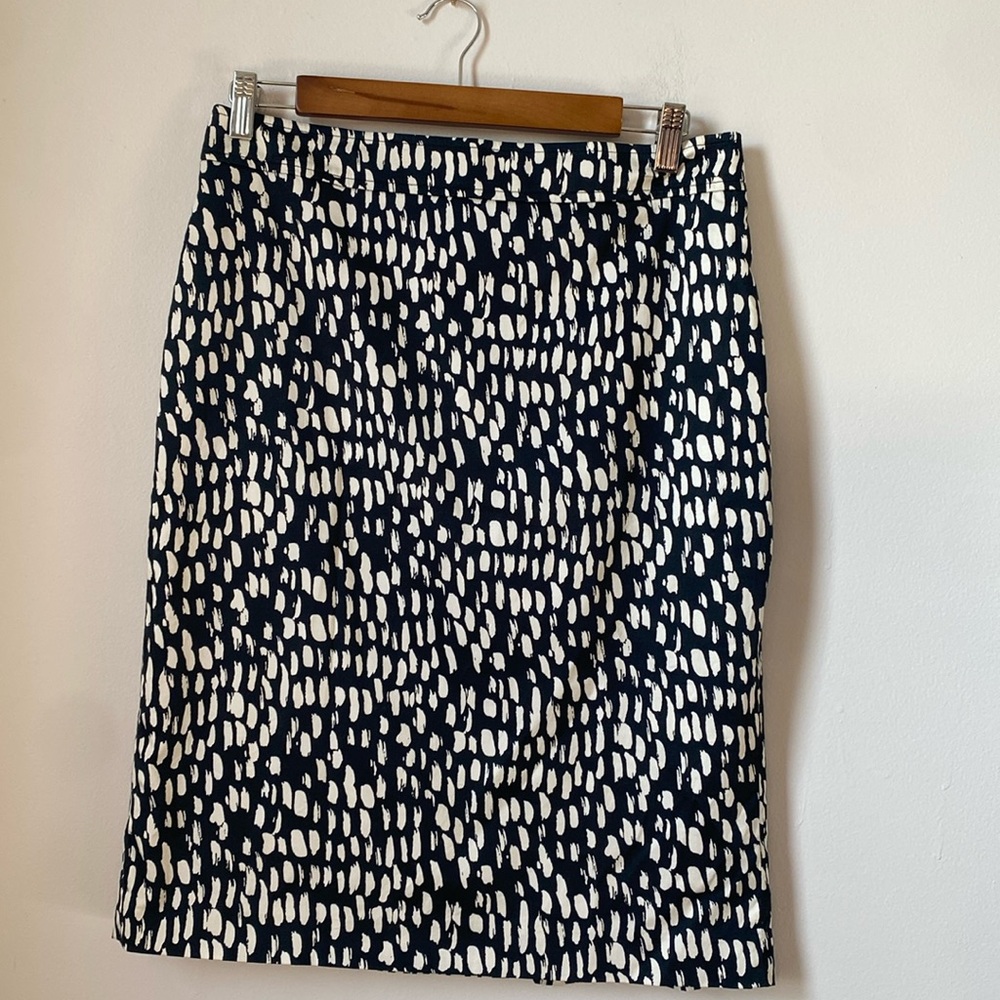 Ann Taylor women’s skirt, black and cream.  Zip back, lined.  Size 10